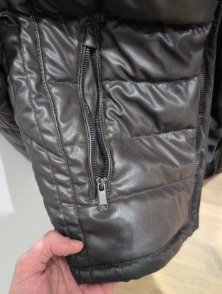 Chaqueta acolchada negra/marrón oscuro.