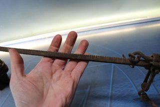 Antigua báscula romana de hierro forjado.