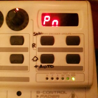Behringer BCF2000 Controladora MIDI - HUi