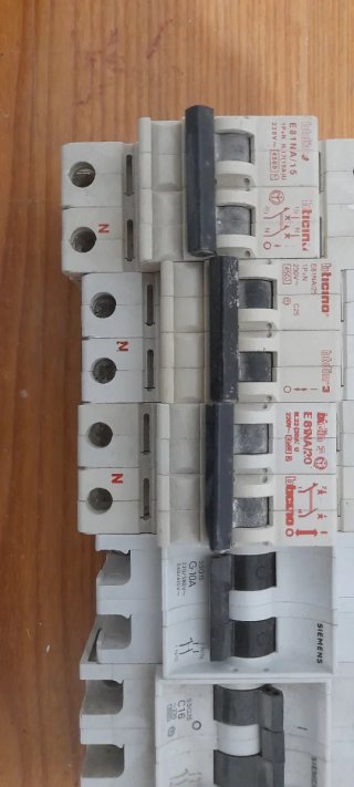 15 Interruttori automatici magnetotermici