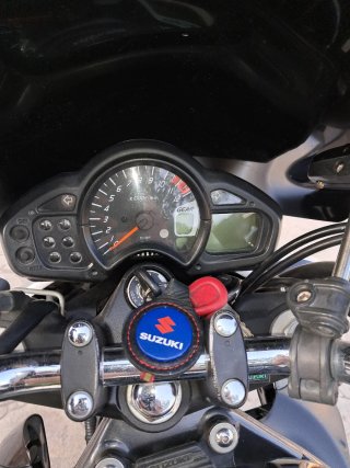 Suzuki Gladius SV 650 Negra y Plata