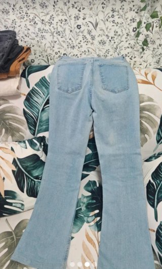 Pantalón vaquero azul acampanado