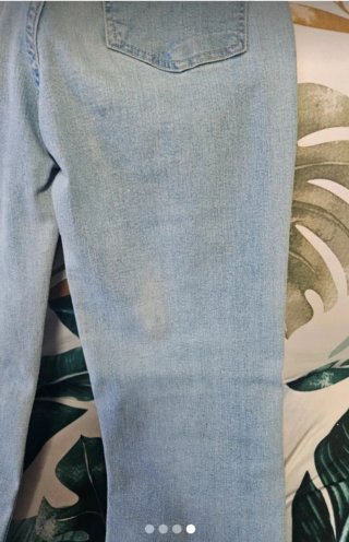 Pantalón vaquero azul acampanado