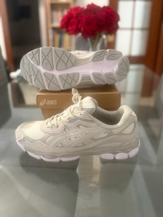 Zapatillas Asics Beige y Blancas
