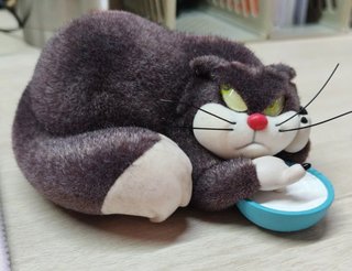 Peluche gato travieso con cuenco