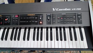 Roland Combo VR-700 Piano - Órgano - Sintetizador