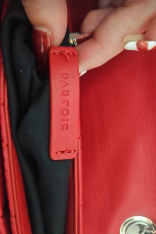 Bolso rojo acolchado con cadena