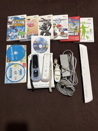 Nintendo Wii + Comandos + Jogos + cabos