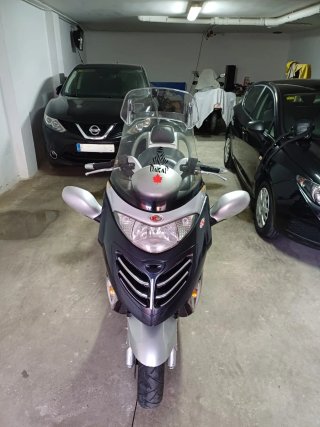 Maxi Scooter Plata y Negra