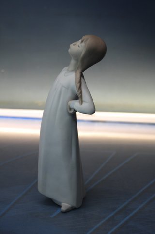Porcelana Nao Lladró: Figura “Niña Desparpajo” 4872. Biscuit. Años 70.