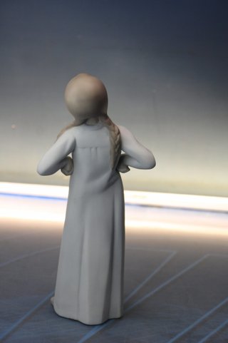 Porcelana Nao Lladró: Figura “Niña Desparpajo” 4872. Biscuit. Años 70.