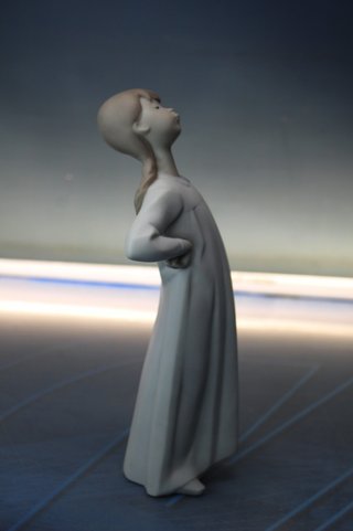 Porcelana Nao Lladró: Figura “Niña Desparpajo” 4872. Biscuit. Años 70.