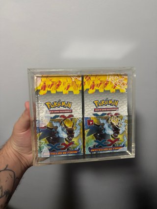 Caja sellada Pokémon Destellos de Fuego