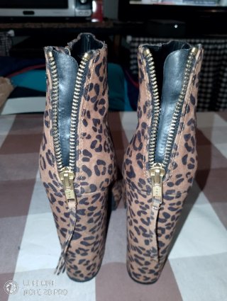 Botines de tacón con estampado de leopardo