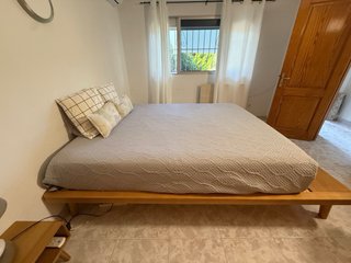 Cama con 2 mesitas de noche