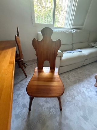 Mesa de madera con 4 sillas