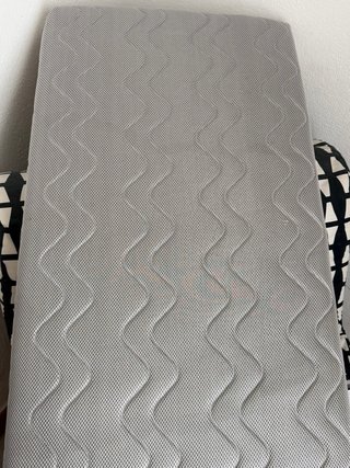 Cuna de viaje gris con cambiador,no tiene el movil