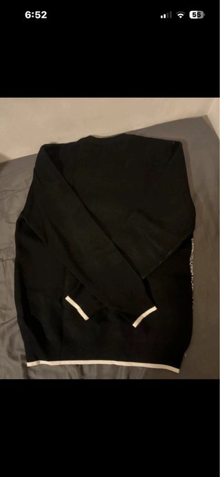 Jersey negro con diseño gráfico