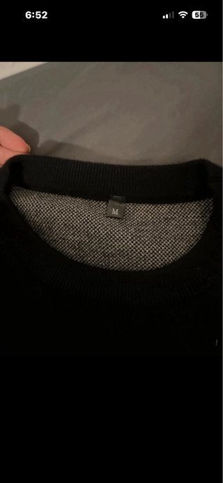 Jersey negro con diseño gráfico