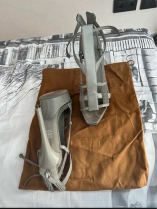 Tacones Gucci Grises