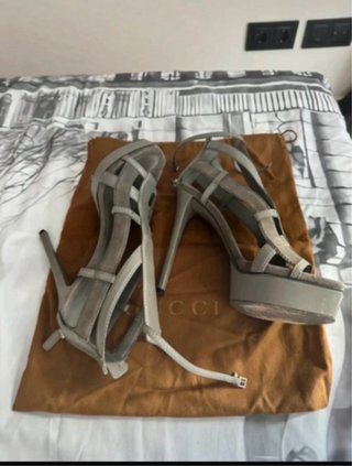 Tacones Gucci Grises