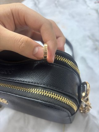 Bolso Guess negro con cadena dorada