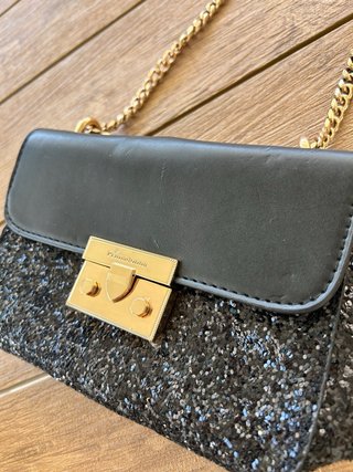 Pochette nera con catenina oro