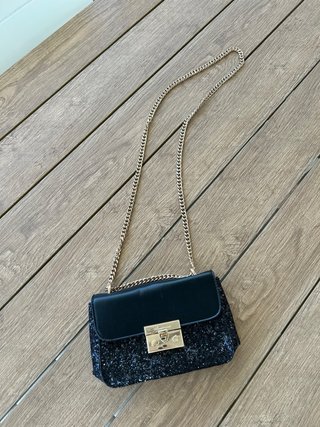 Pochette nera con catenina oro