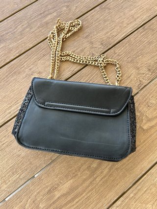 Pochette nera con catenina oro