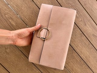 Pochette rosa cipria con catenina color oro