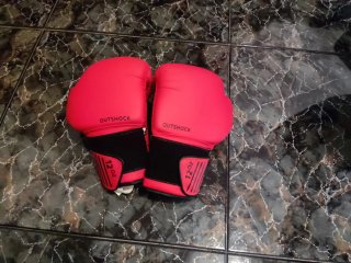 Saco de boxeo Adidas + guantes Decathlon