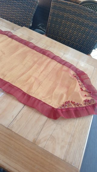 Caminho de Mesa Dourado e Vermelho 129cm×40cm