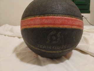 Balón de baloncesto negro y rojo