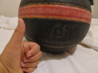 Balón de baloncesto negro y rojo