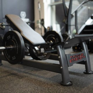 Máquina Hip Thrust Deluxe Titanium Strength