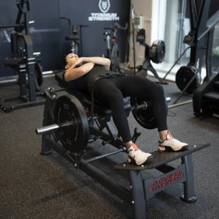 Máquina Hip Thrust Deluxe Titanium Strength
