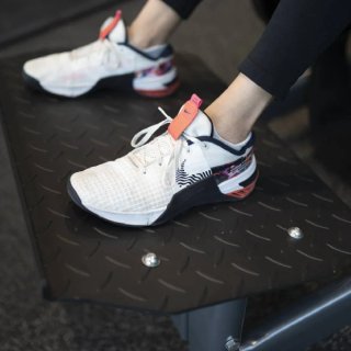 Máquina Hip Thrust Deluxe Titanium Strength