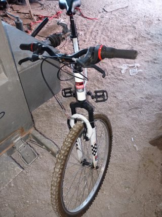 Bicicleta de montaña blanca