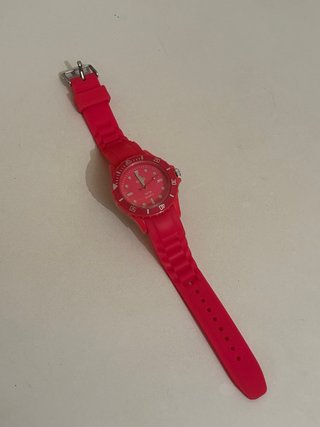Reloj rosa con correa de silicona