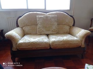 Sofá antiguo beige y marrón