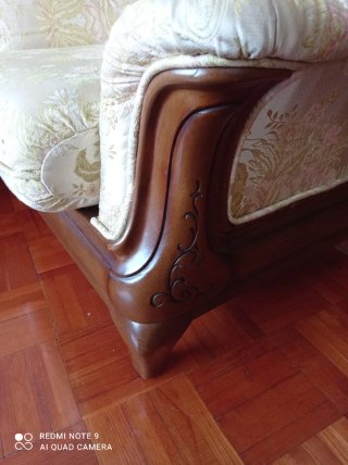 Sofá antiguo beige y marrón