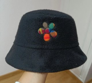 Sombrero negro con flor multicolor