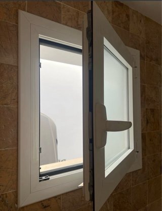 Ventana aluminio con manilla