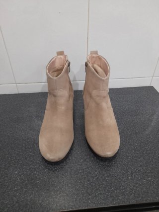 Botines beige ante tacón. Marca Find