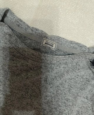 Camiseta gris con encaje negro