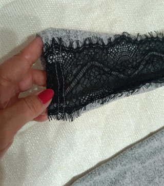 Camiseta gris con encaje negro