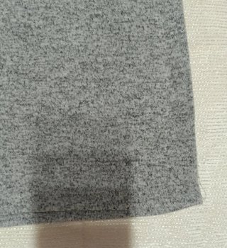 Camiseta gris con encaje negro