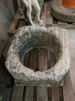 Antiguo brocal de piedra