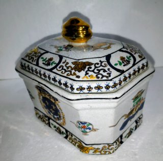 Antigua caja de porcelana con tapa dorada