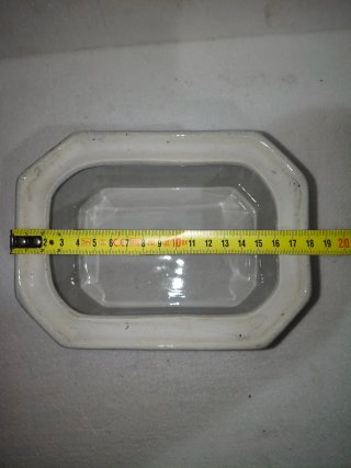 Antigua caja de porcelana con tapa dorada